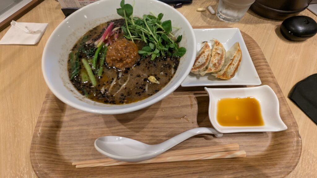 T's たんたん グランスタ東京(京葉ストリートエリア)のメニュー黒ごまたんたん麺と餃子つ