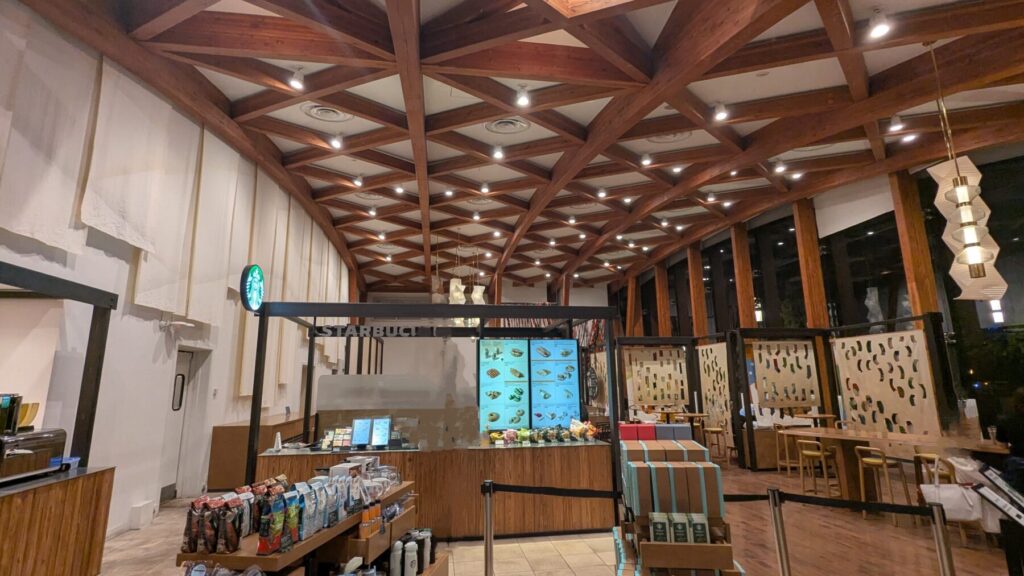 『スターバックス コーヒー 皇居外苑 和田倉噴水公園店』の店内1