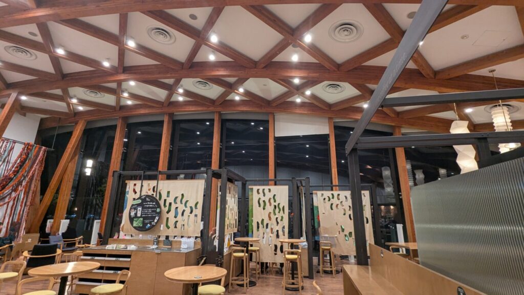 『スターバックス コーヒー 皇居外苑 和田倉噴水公園店』の店内2