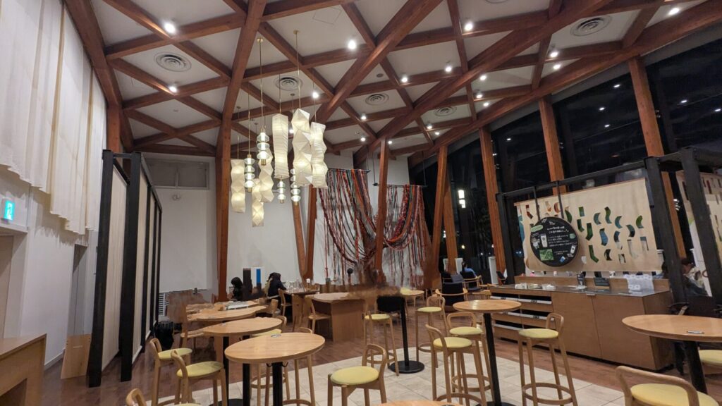 『スターバックス コーヒー 皇居外苑 和田倉噴水公園店』の店内3
