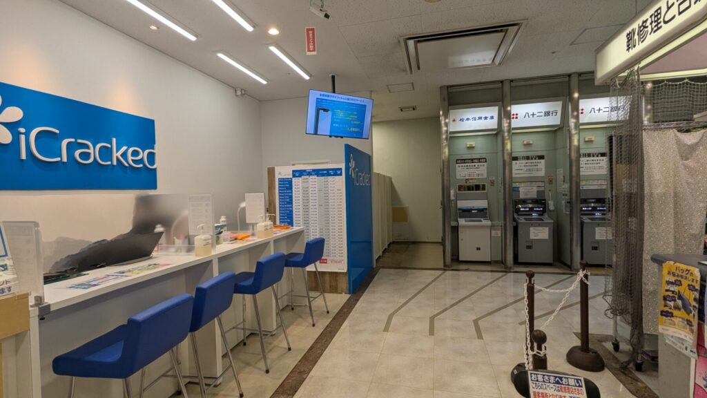 iCracked Store イオン南松本店の外観と立地