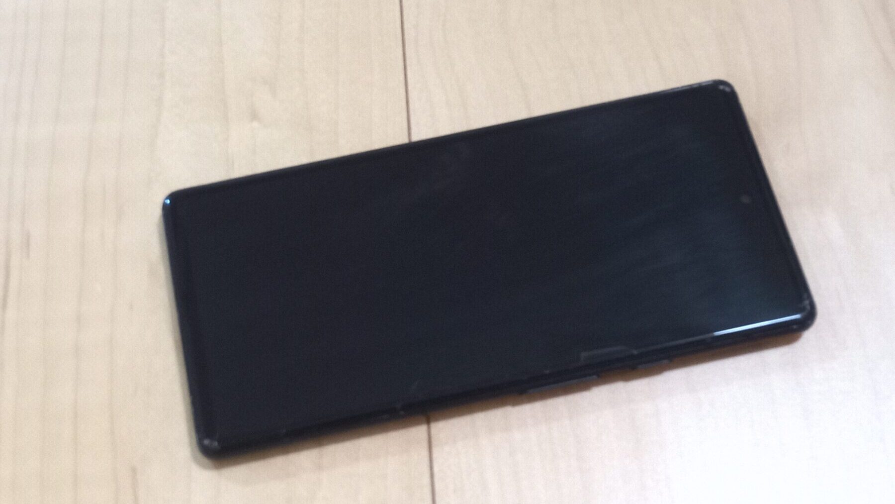 修理する前の、四隅の角にヒビが入ったGoogle Pixel 6a
