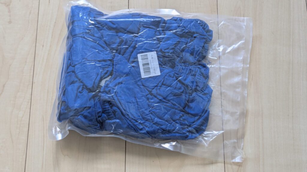 アマゾンで注文したチェアスリップカバー(ロイヤルブルー)の開封前の状態