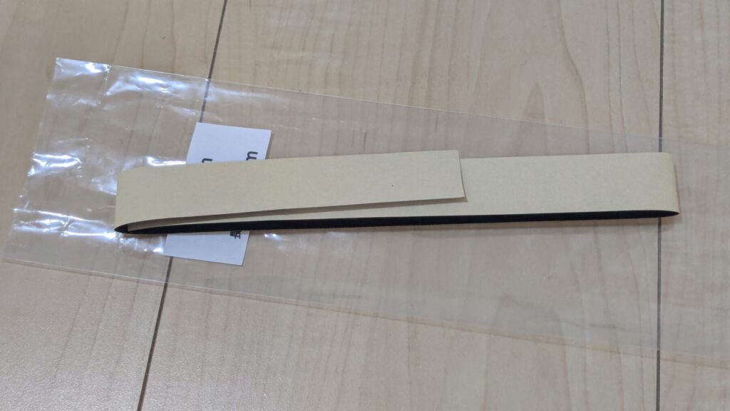 買ってから半分ほど使った補修テープを包装の上に載せて映したもの