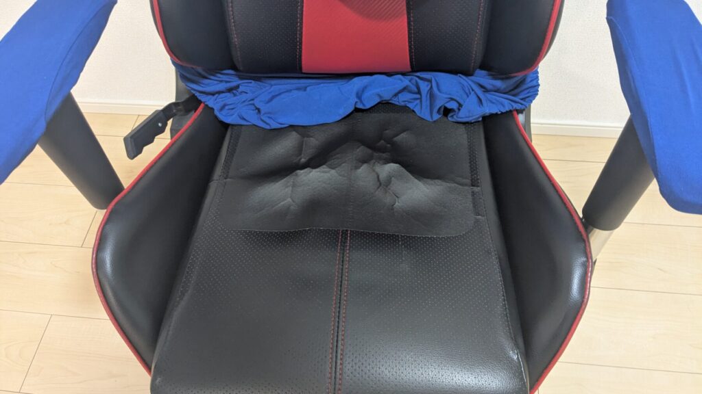 ゲーミングチェアスリップカバーのお尻の部分を被せる途中の画像