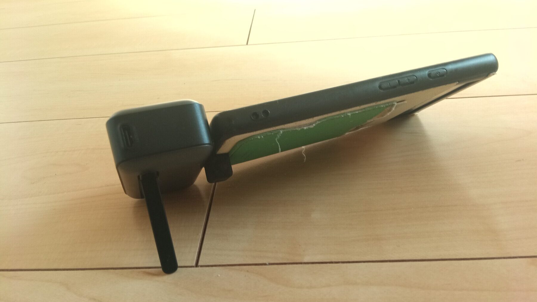 モバイルバッテリーの機能でスマホが自立可能に