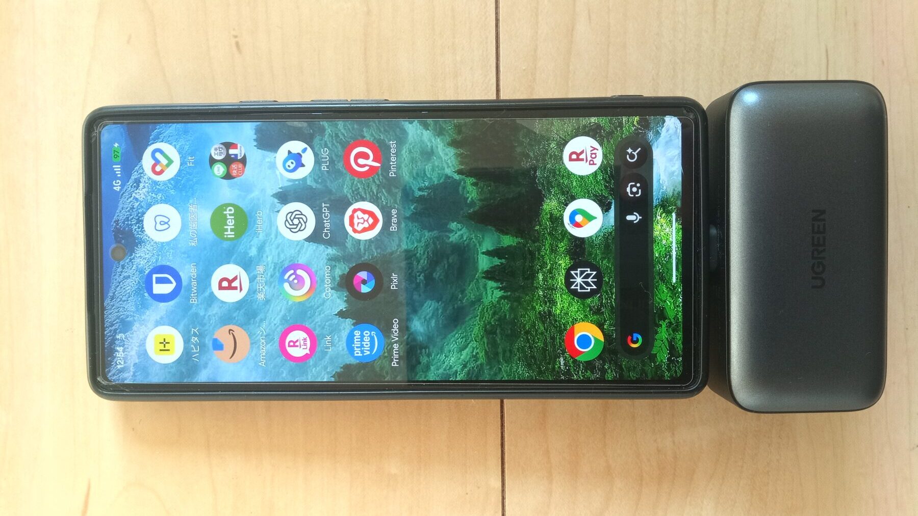 スマホケースをつけた状態でUGREENモバイルバッテリーをスマホに接続して充電している状態