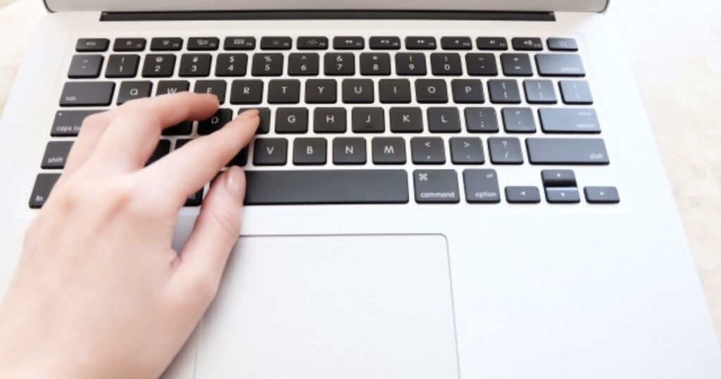 パソコンでブログを書いている